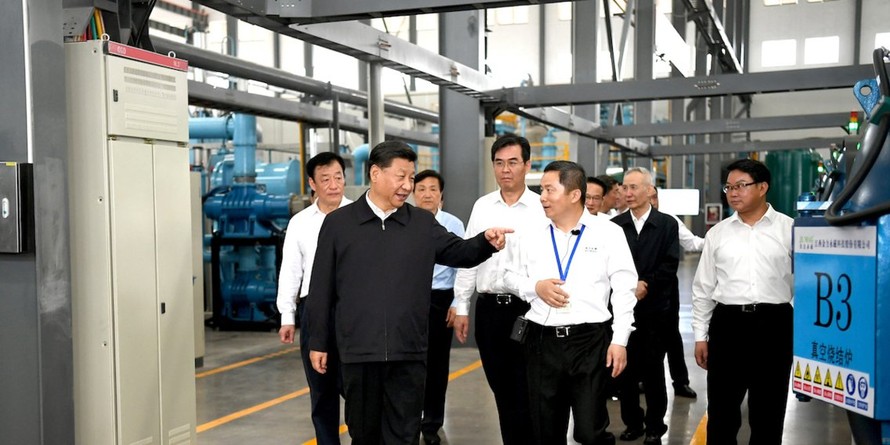 Chủ tịch Trung Quốc Tập Cận Bình viếng thăm một mỏ đất hiếm ở tỉnh Giang Tây đầu tuần trước. Ði cùng có Phó thủ tướng Lưu Hạc, quan chức cấp cao trực tiếp đàm phán thương mại với Mỹ. Ảnh: Xinhua