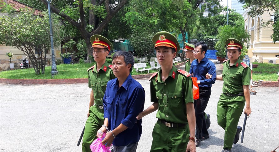 Hai bị cáo Trần Hải Ðăng (đi trước) và Nguyễn Ðăng Thảo sau phiên tòa chiều qua 5/6. Ảnh: Tân Châu ​