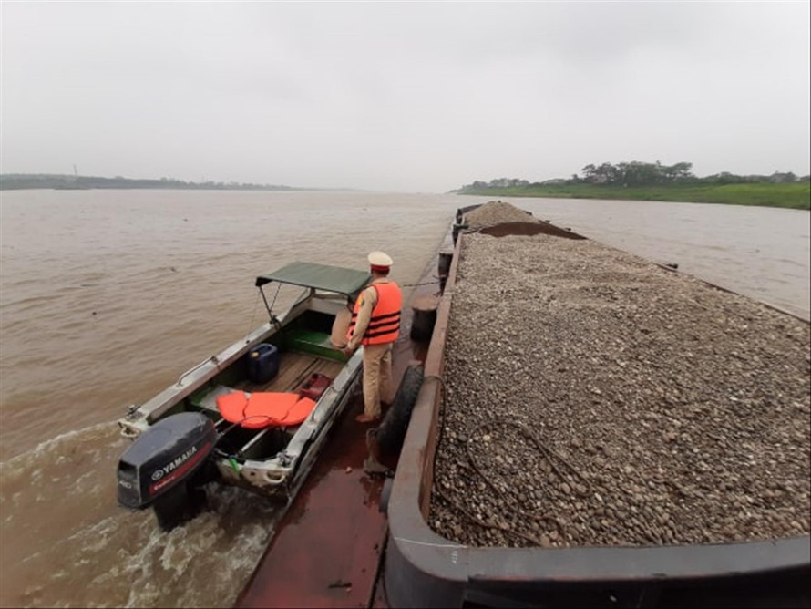 Kiểm tra, xử lý tàu khai thác cát xuất hiện trên sông Hồng địa bàn Phúc Thọ