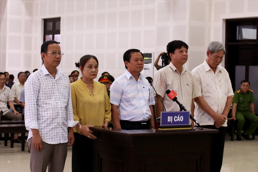 Các bị cáo tại tòa sơ thẩm ngày 23/8/2018. Bị cáo Trần Thị Dung và Trương Huy Liệu (thứ 2 và thứ 3 từ trái sang) bị truy tố vì tội “Buôn lậu”, các bị cáo còn lại nguyên là cán bộ hải quan bị truy tố vì tội “Thiếu trách nhiệm gây hậu quả nghiêm trọng" 