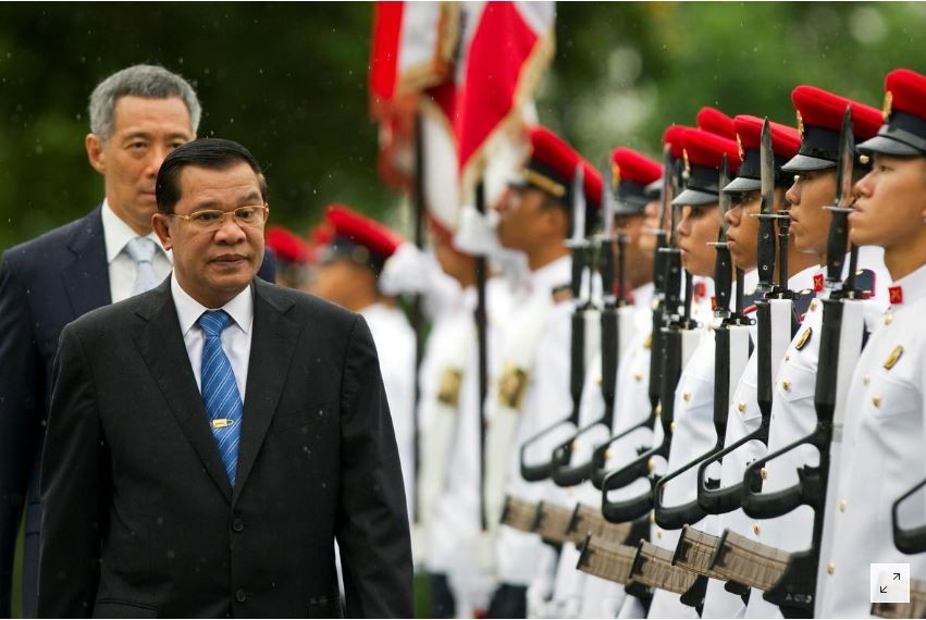 Thủ tướng Campuchia Hun Sen (trước) duyệt đội danh dự cùng Thủ tướng Singapore Lý Hiển Long tại Singapore ngày 26/7/2010. Ảnh: Reuters