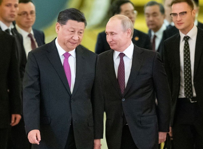 Tổng thống Nga Vladimir Putin và Chủ tịch Trung Quốc Tập Cận Bình sánh bước trong cuộc gặp tại Kremlin hôm 5/6. Ảnh: Reuters
