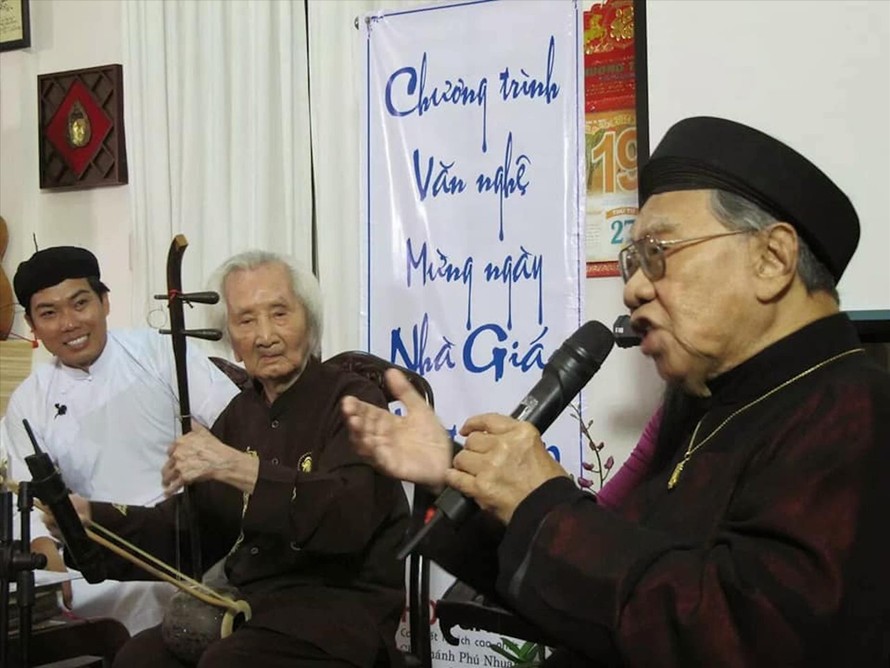 GS-TS Trần Văn Khê đang cùng Nhạc sư Nguyễn Vĩnh Bảo tham gia giới thiệu âm nhạc dân tộc 