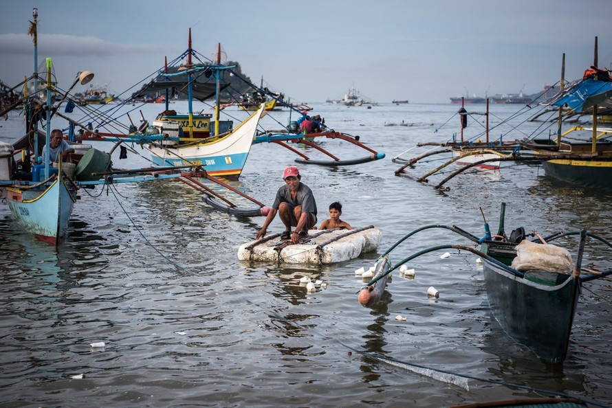 Ngư dân Philippines trên vịnh Subic. Ảnh: NYT