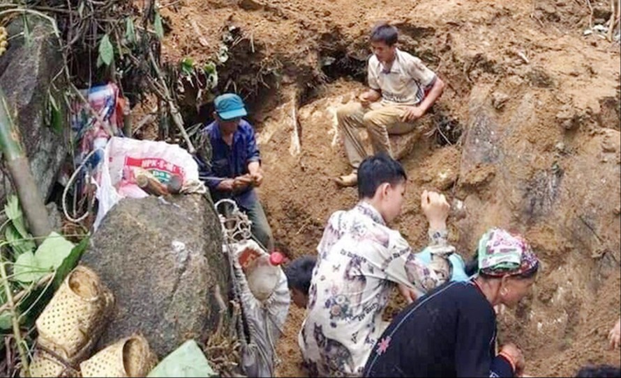 Hàng trăm người dân kéo lên khu vực núi đá (bãi Bưởi) tìm đá quý 