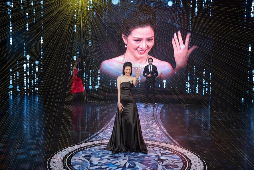 Ðinh Hiền Anh khoe nhẫn kim cương tại đêm chung kết Nữ hoàng Kim cương 2017. Ảnh: Nguyễn Vũ 