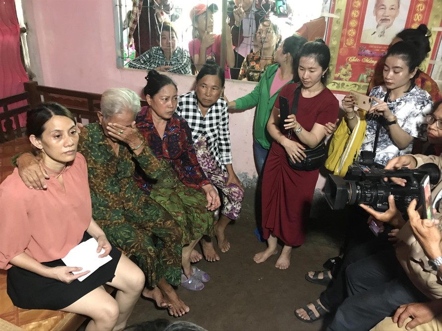Người dân ấp Bửu Ðông, xã Long Ðiền Ðông (Ðông Hải, Bạc Liêu) ngóng tin cô Nguyễn Kim Hon lưu lạc 22 năm về quê. 