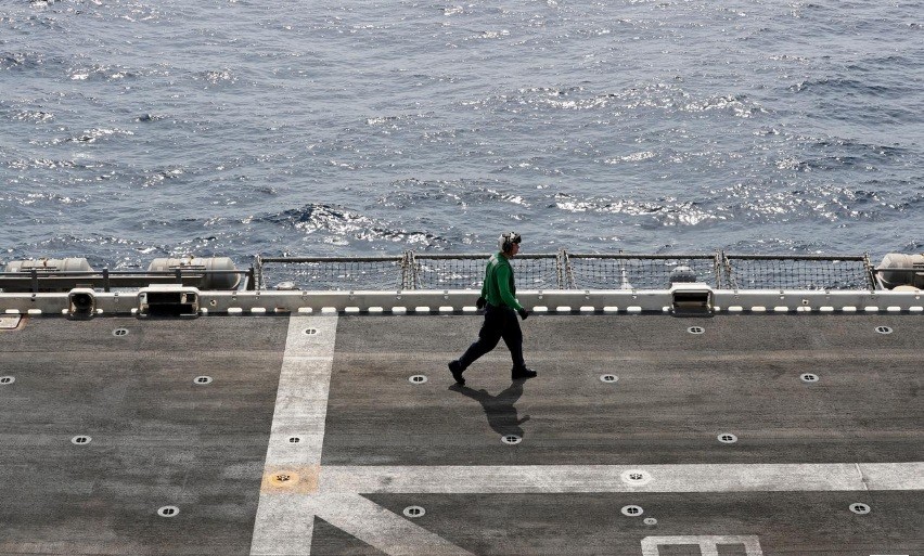 Một thủy thủ Mỹ bước trên khoang tàu USS Boxer trên biển Ả-rập ở ngoài khơi Oman ngày 16/7/2019. Ảnh: Reuters
