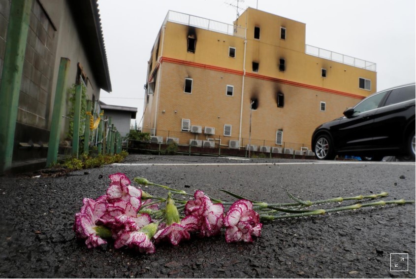 Một số người đã tới đặt hoa tưởng niệm các nạn nhân bên ngoài tòa nhà bị cháy. Ảnh: Reuters ​