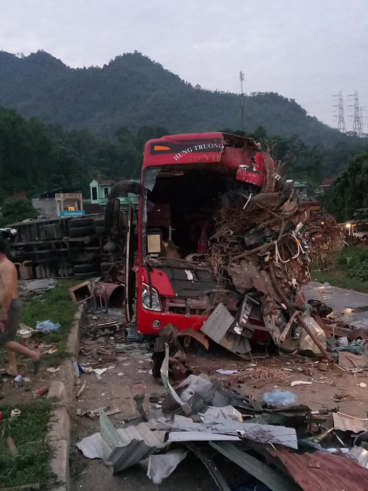 Vụ tai nạn hai xe tải và xe khách đâm nhau tại huyện Mai Châu, Hòa Bình vừa xảy ra vào tháng 6 vừa qua