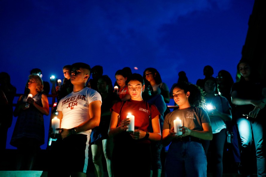 Người dân ở El Paso cầu nguyện cho linh hồn những nạn nhân trong vụ xả súng hôm 3/8. Ảnh: CNN 