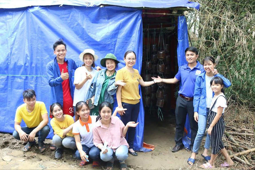 Các thầy cô và nhóm sinh viên chuyển giao công nghệ trồng nấm bào ngư trong chiến dịch Mùa hè xanh năm 2018 của ÐH Sư phạm (ÐH Ðà Nẵng) tại xã Duy Phước (huyện Duy Xuyên). Ảnh: NVCC