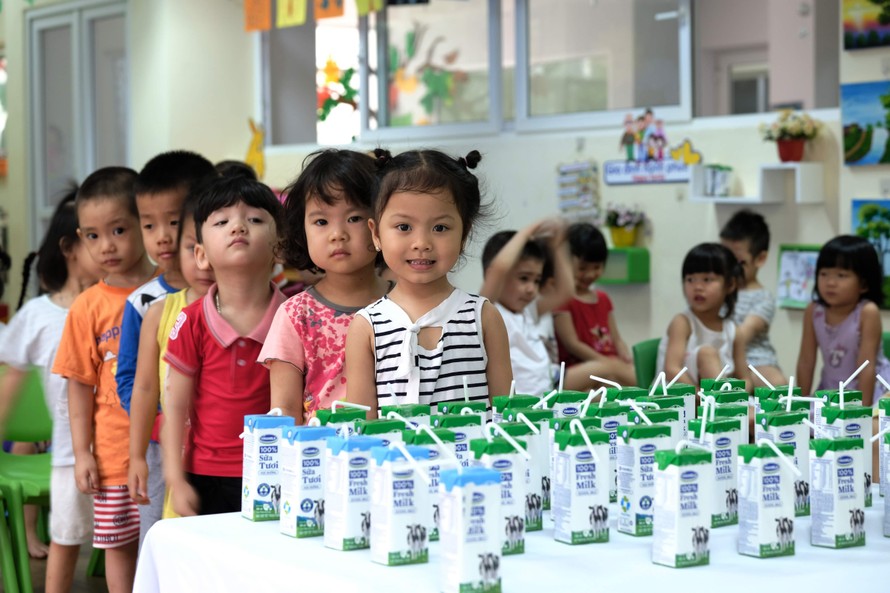Các em học sinh tiểu học hào hứng trong giờ uống sữa học đường. Ảnh: Anh Tuấn 