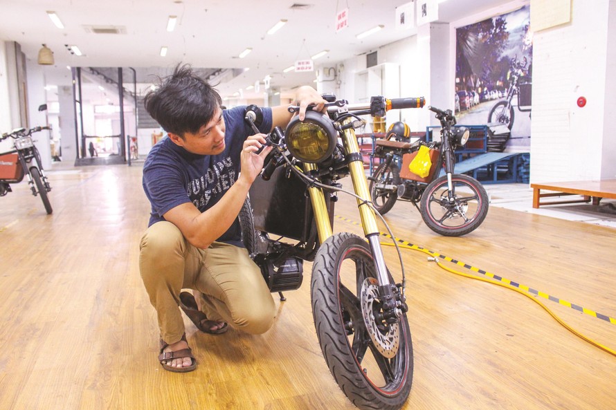 Từ bỏ công việc kỹ sư phần mềm ở Thung lũng Silicon, chàng trai Ðà Nẵng trở về quê hương lập nghiệp với thương hiệu xe máy điện “Made in Ðà Nẵng”. Ảnh: Giang Thanh