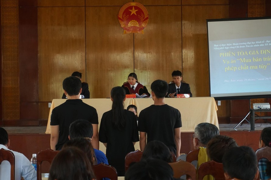 Phiên tòa giả định tại xã Duy Tân (huyện Duy Xuyên) do Ðội tuyên truyền pháp luật tổ chức là hình thức để nâng cao hiểu biết pháp luật cho người dân. Ảnh: NVCC ​