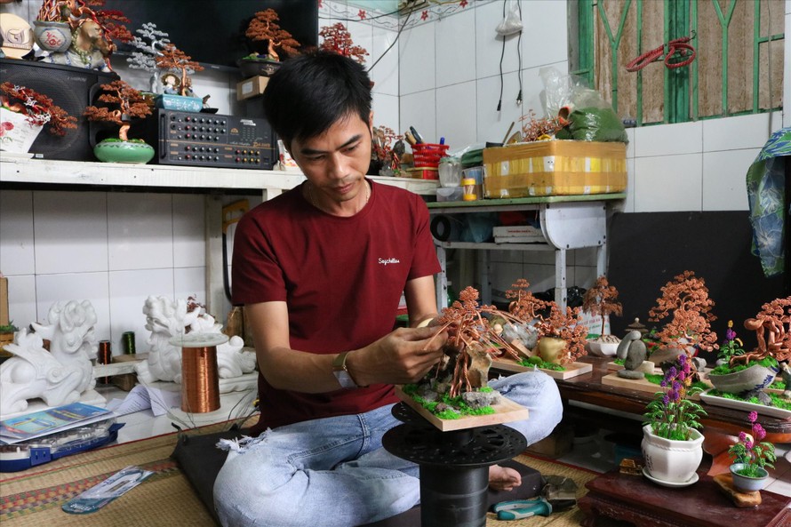 Huỳnh Chí Cường làm cây bonsai dây đồng theo đơn đặt hàng của khách hàng. Ảnh: Kim Hà