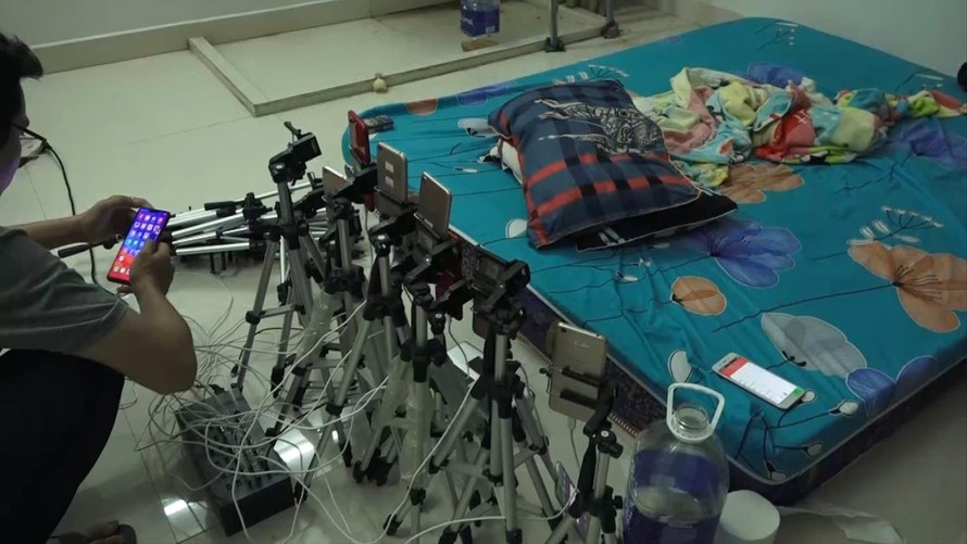 Các thiết bị quay phim, ghi hình 5 đối tượng người Trung Quốc sử dụng để “sản xuất" phim đồi trụy, phát tán lên mạng