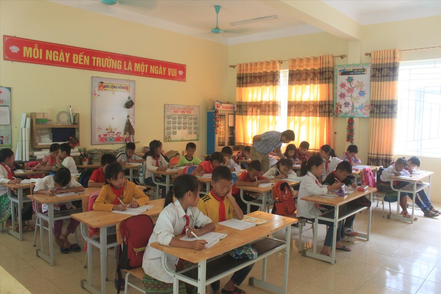 Học sinh học ở khu tầng 2 tại Trường tiểu học Tam Chung