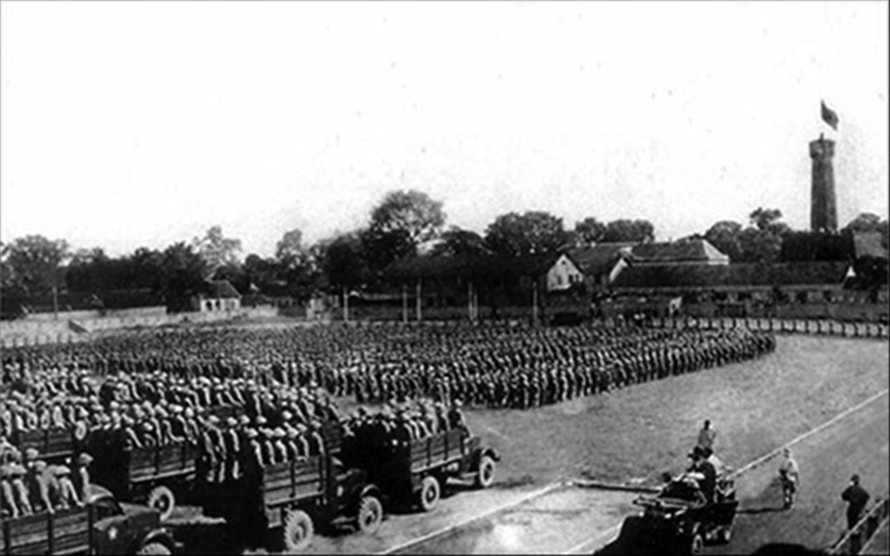 Các đơn vị tập trung tại sân Ðoan Môn, di tích Hoàng thành Thăng Long trong lễ chào cờ ngày 10/10/1954. Ảnh: Tư liệu
