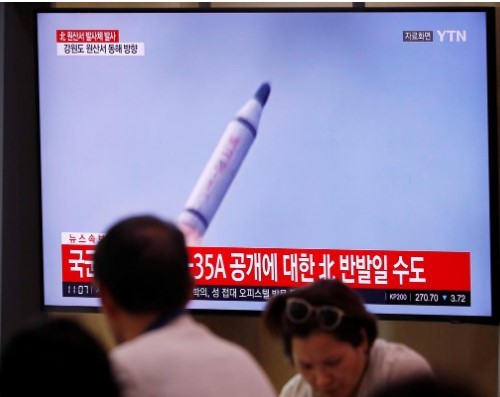 ​ Hình ảnh vụ thử tên lửa Triều Tiên trên truyền hình Hàn Quốc. Ảnh: Reuters