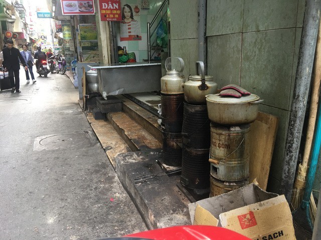 Bếp than tổ ong vẫn được sử dụng tại các cửa hàng ở khu vực nội đô Hà Nội 