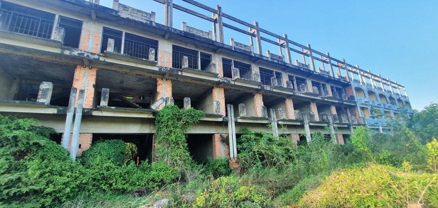 Những công trình trăm tỷ bỏ hoang. Ảnh: Văn Minh 