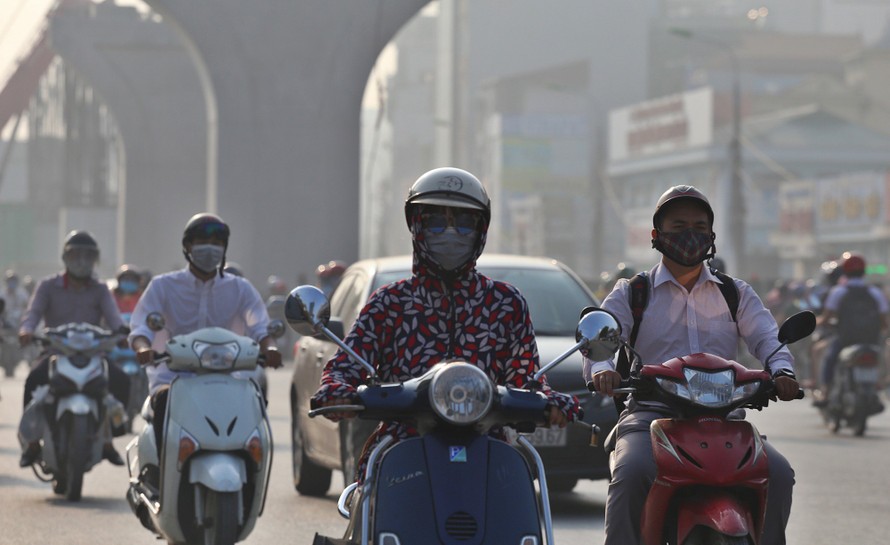 Ô nhiễm không khí ở Hà Nội đang ở mức cao. Ảnh: Hồng Vĩnh 