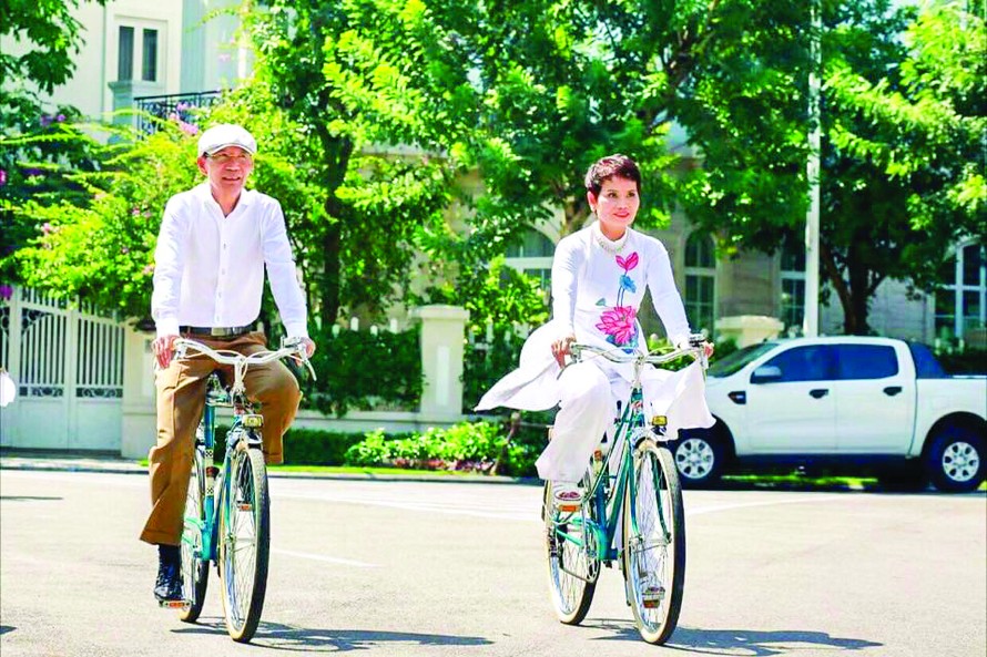 Vợ chồng doanh nhân Ðào Xuân Tình và Khúc Thị Dậu thư giãn đạp xe Peugeot trong bộ sưu tập xe của mình.