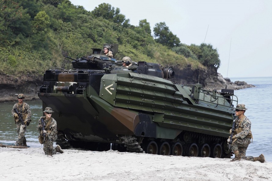 Lính thủy đánh bộ Mỹ đang di chuyển cùng một xe tấn công đổ bộ trong chương trình tập trận chung ở Philippines. Ảnh: EPA