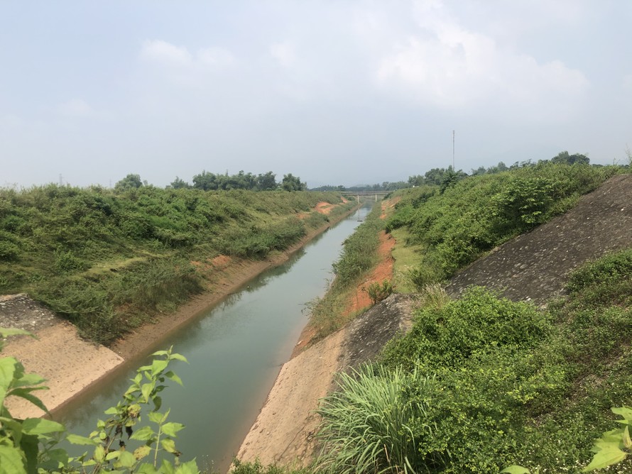 Kênh đầu nguồn dẫn nước từ sông Ðà vào nhà máy Viwasupco, tỉnh Hòa Bình đề nghị bịt kín để đảm bảo an ninh nguồn nước. Ảnh: Trọng Ðảng