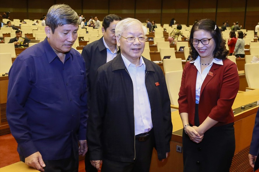 Tổng Bí thư, Chủ tịch nước Nguyễn Phú Trọng trao đổi với các đại biểu bên lề phiên chất vấn. Ảnh: Như Ý