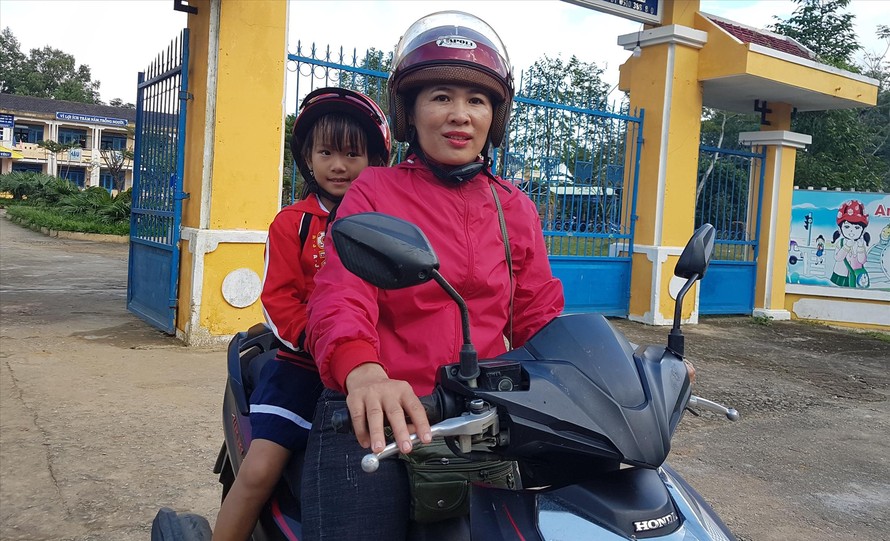 3 năm nay chị Hải đưa đón bé Nguyễn Thị Thu Thủy đến trường. Ảnh: H.V