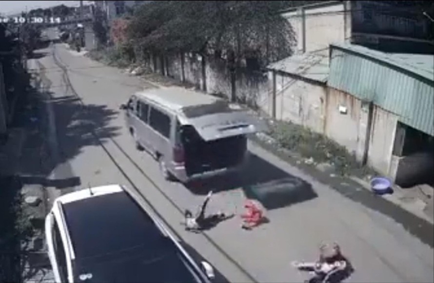 Học sinh rơi từ trên xe xuống đường. Ảnh cắt từ clip
