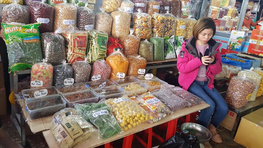 Bánh kẹo, mứt, hoa quả sấy Trung Quốc tràn ngập chợ đầu mối 