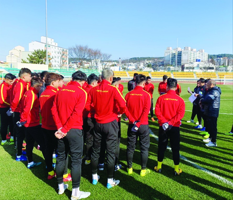 Các tuyển thủ U23 Việt Nam trước buổi tập tại Hàn Quốc. Ảnh: ÐOÀN NHẬT