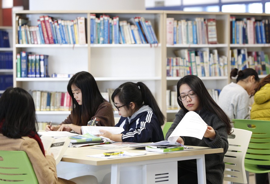 Sinh viên trong giờ học thêm tại ÐH Kinh tế Quốc dân - Hà Nội. Ảnh: Minh Châu