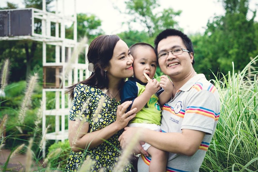 Gương mặt trẻ Việt Nam tiêu biểu 2019 Ðinh Ngọc Thạnh bên vợ và con trai. Ảnh: NVCC