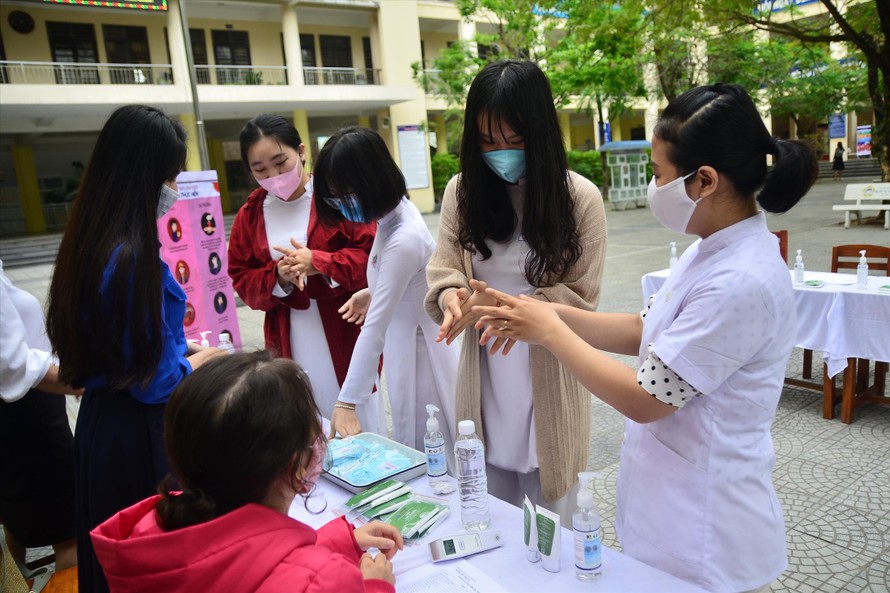 Học sinh Trường THPT Trần Phú được trang bị dung dịch rửa tay, gel sát khuẩn của sinh viên Ðại học Ðà Nẵng. Ảnh: Giang Thanh