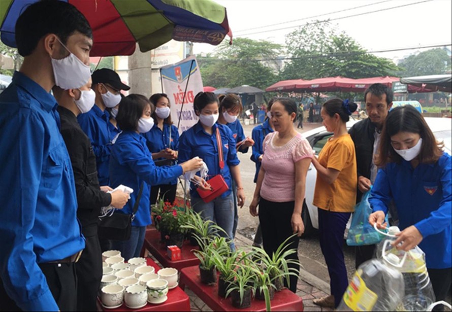 Hoạt động đổi rác nhựa lấy khẩu trang, nước rửa tay của Bắc Giang thu hút sự quan tâm của đông đảo người dân, bạn trẻ. Ảnh: PV