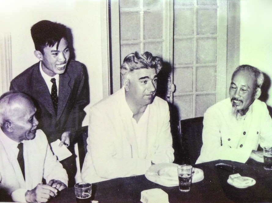 Ông Vũ Khoan (thứ hai từ trái sang) trong lần dịch cho Bác Hồ. Ảnh Tư liệu Bộ Ngoại giao VN