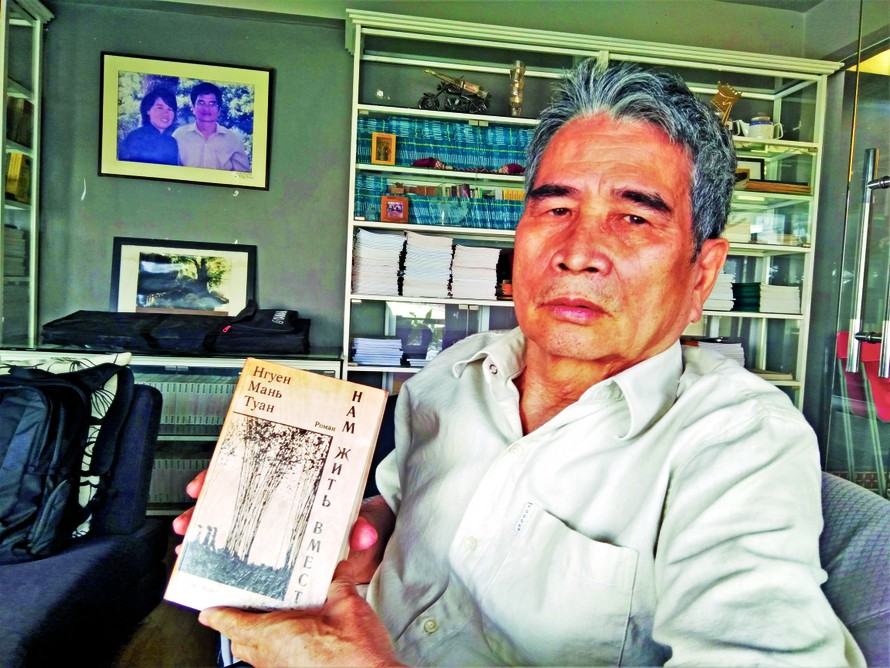 Nhà văn Nguyễn Mạnh Tuấn với một tác phẩm được dịch sang tiếng Nga. Ảnh:Trần Nguyễn Anh 