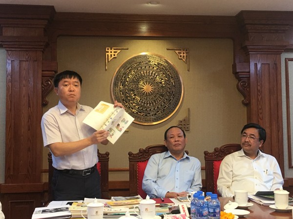 Phó Tổng Giám đốc NXBGDVN Lê Hoàng Hải trao đổi tại buổi gặp gỡ báo chí chiều qua, 21/9 Ảnh: Nghiêm Huê 