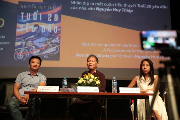 Nhà văn Nguyễn Huy Thiệp (giữa) trong buổi ra mắt tiểu thuyết đầu tay của ông 
