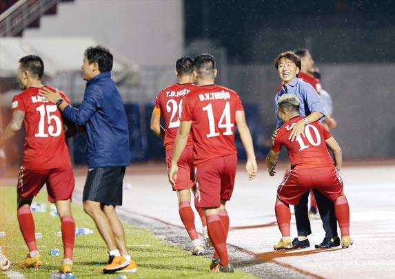 Cầu thủ TPHCM chia vui với HLV Miura sau khi ghi bàn thắng. Hôm qua, HLV Miura chính thức chia thay đội bóng TPHCM Ảnh: VSI 