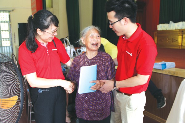 Vietlott phối hợp cùng Hội Người cao tuổi tổ chức khám chữa mắt tại Hưng Yên