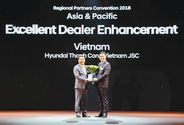 Ông Yong Suk Lee - Giám đốc Văn phòng Khu vực Châu Á Thái Bình Dương (bên phải) trao giải thưởng “Nhà phân phối nâng cao năng lực đại lý xuất sắc nhất 2017” cho ông Lê Ngọc Đức - Tổng Giám đốc Hyundai Thành Công