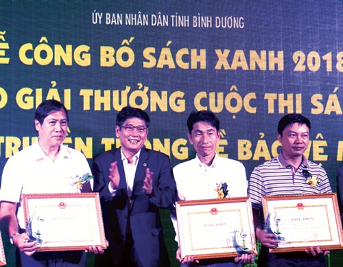 Đại diện FrieslandCampina Việt Nam (áo trắng bên trái) nhận bằng khen từ Ban tổ chức