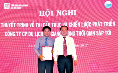 Ông Lê Thanh Thuấn - Chủ tịch Tập đoàn Sao Mai trao quyết định bổ nhiệm ông Trương Vĩnh Thành làm Tổng giám đốc An Giang Tourimex 
