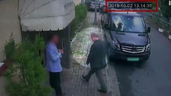 Camera an ninh ghi lại cảnh ông Khashoggi bước vào lãnh sự quán Ả rập Xê út vào ngày 2/10. Ảnh: CNN