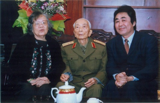Quang Thọ cùng Đại tướng Võ Nguyên Giáp và phu nhân năm 2012 Ảnh: NVCC 